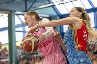 Samantha Breen (à gauche) et Nyon ont détrôné Elfic Fribourg dimanche KEYSTONE/SALVATORE DI NOLFI